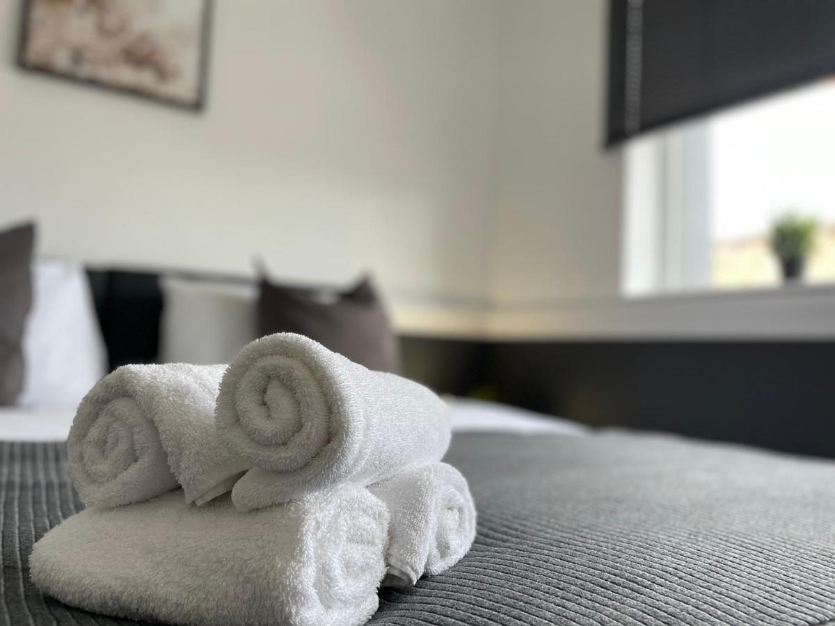 Country house Pluxa Bearwood Hotel King Bedroom With Car Park *