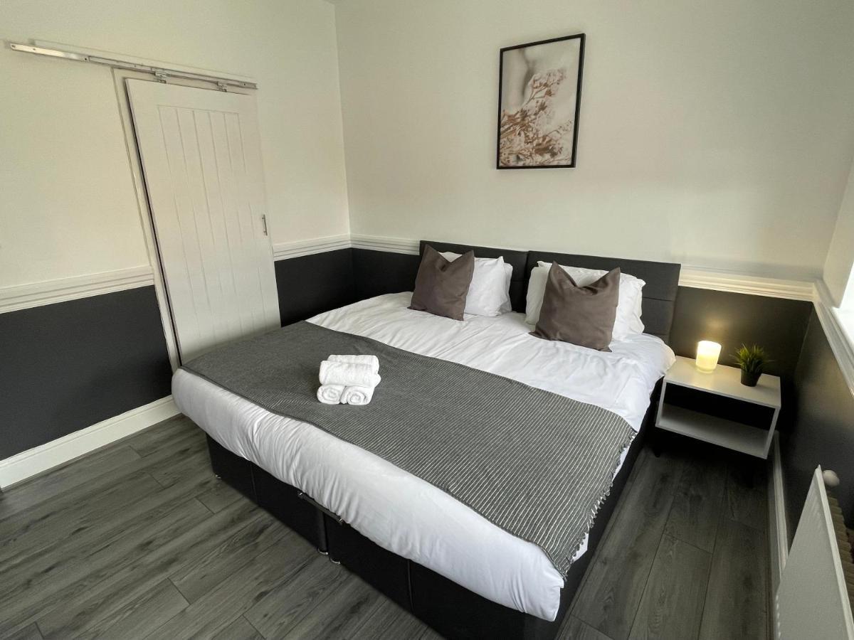 Country house Pluxa Bearwood Hotel King Bedroom With Car Park Birmingham