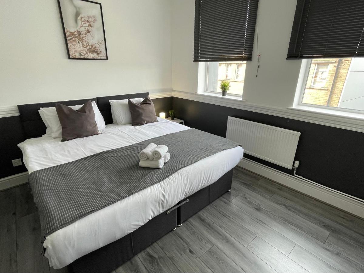 Pluxa Bearwood Hotel King Bedroom With Car Park Country house Birmingham