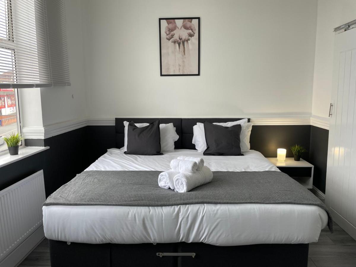 Pluxa Bearwood Hotel King Bedroom With Car Park Country house